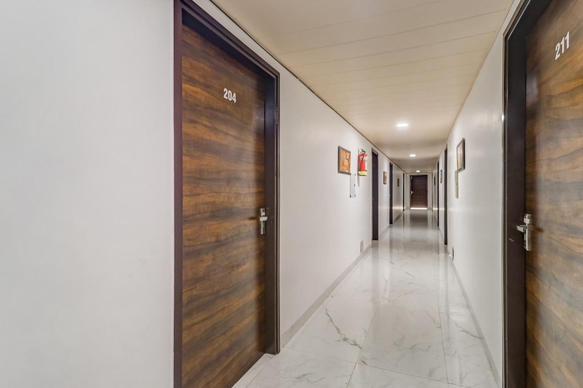 Townhouse Hotell Ludhiana Exteriör bild